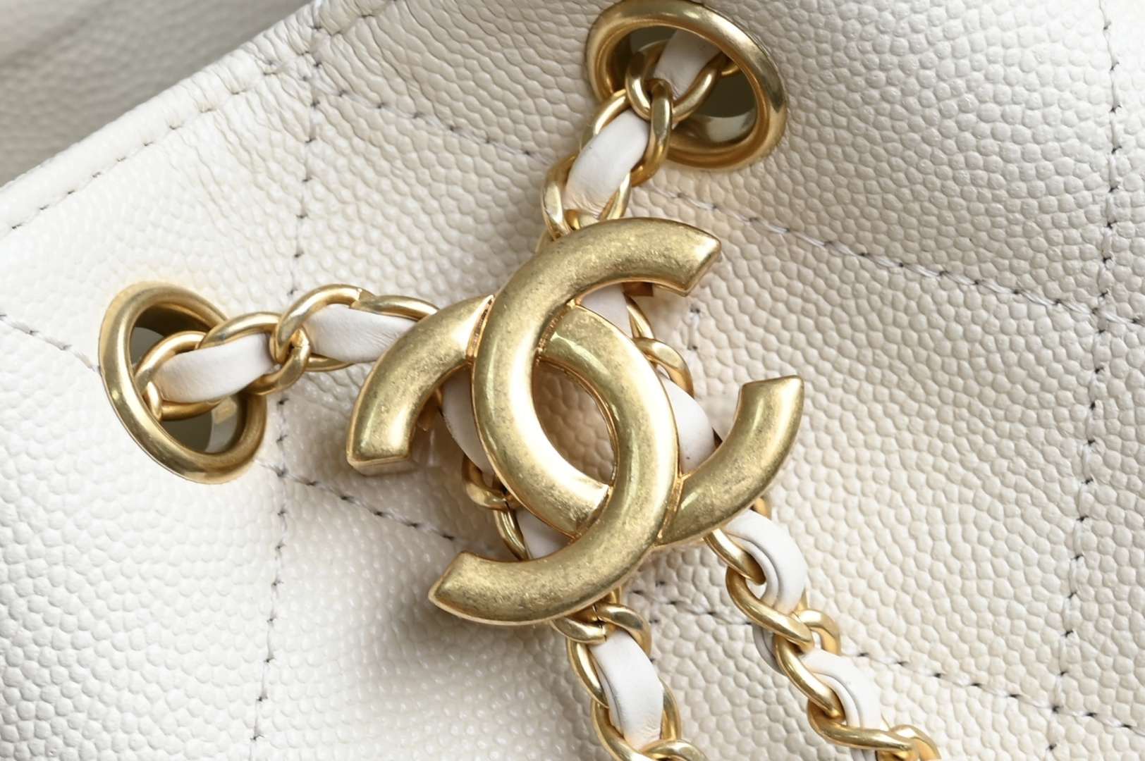 白金版▪️正品级 包装如图全新到货🆕𝗖𝗛𝗔𝗡𝗘* 𝟮𝟲𝗖 系列𝟤𝟧𝖬𝗂𝗇𝗂𝖧𝖺𝗇𝖽𝖡𝖺𝗀球纹米色 专柜售