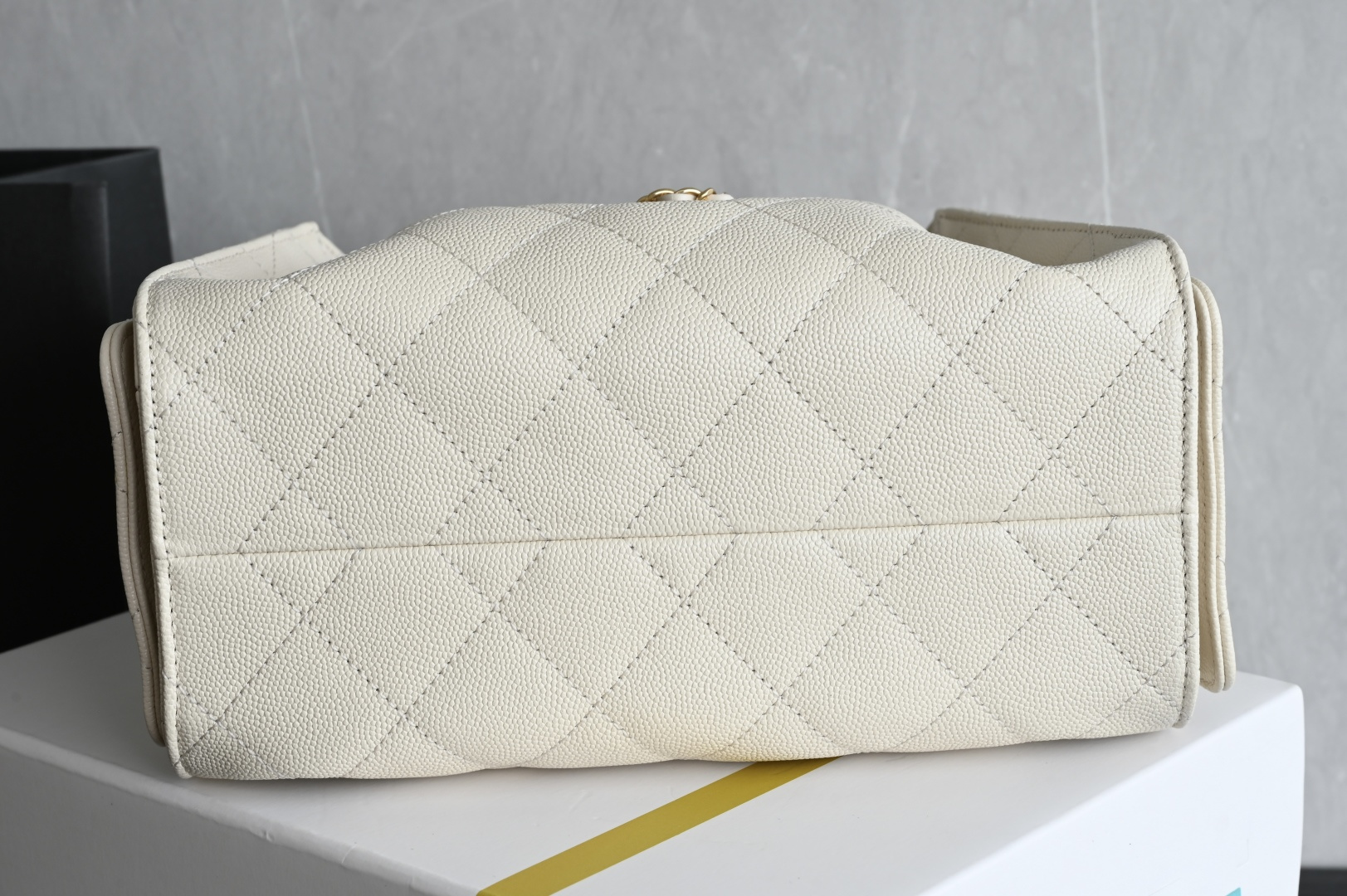 白金版▪️正品级 包装如图全新到货🆕𝗖𝗛𝗔𝗡𝗘* 𝟮𝟲𝗖 系列𝟤𝟧𝖬𝗂𝗇𝗂𝖧𝖺𝗇𝖽𝖡𝖺𝗀球纹米色 专柜售