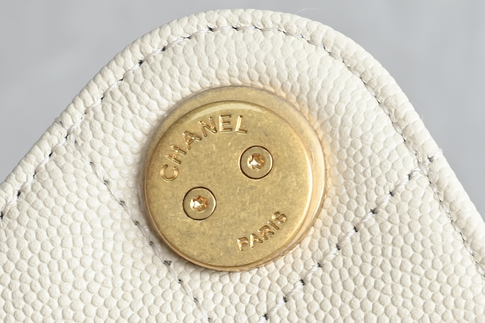 白金版▪️正品级 包装如图全新到货🆕𝗖𝗛𝗔𝗡𝗘* 𝟮𝟲𝗖 系列𝟤𝟧𝖬𝗂𝗇𝗂𝖧𝖺𝗇𝖽𝖡𝖺𝗀球纹米色 专柜售