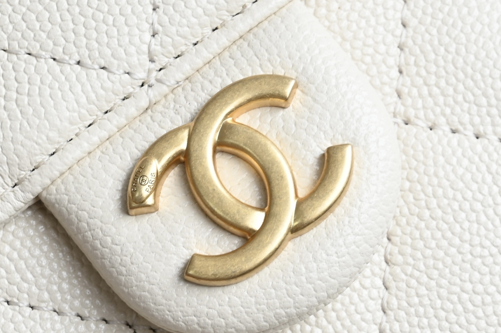 白金版▪️正品级 包装如图全新到货🆕𝗖𝗛𝗔𝗡𝗘* 𝟮𝟲𝗖 系列𝟤𝟧𝖬𝗂𝗇𝗂𝖧𝖺𝗇𝖽𝖡𝖺𝗀球纹米色 专柜售