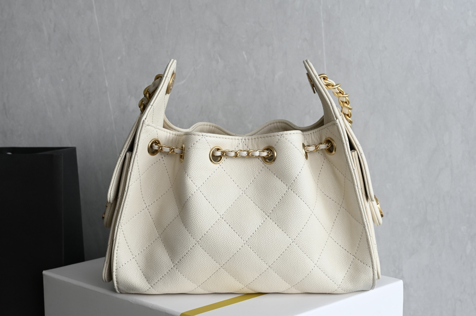 白金版▪️正品级 包装如图全新到货🆕𝗖𝗛𝗔𝗡𝗘* 𝟮𝟲𝗖 系列𝟤𝟧𝖬𝗂𝗇𝗂𝖧𝖺𝗇𝖽𝖡𝖺𝗀球纹米色 专柜售