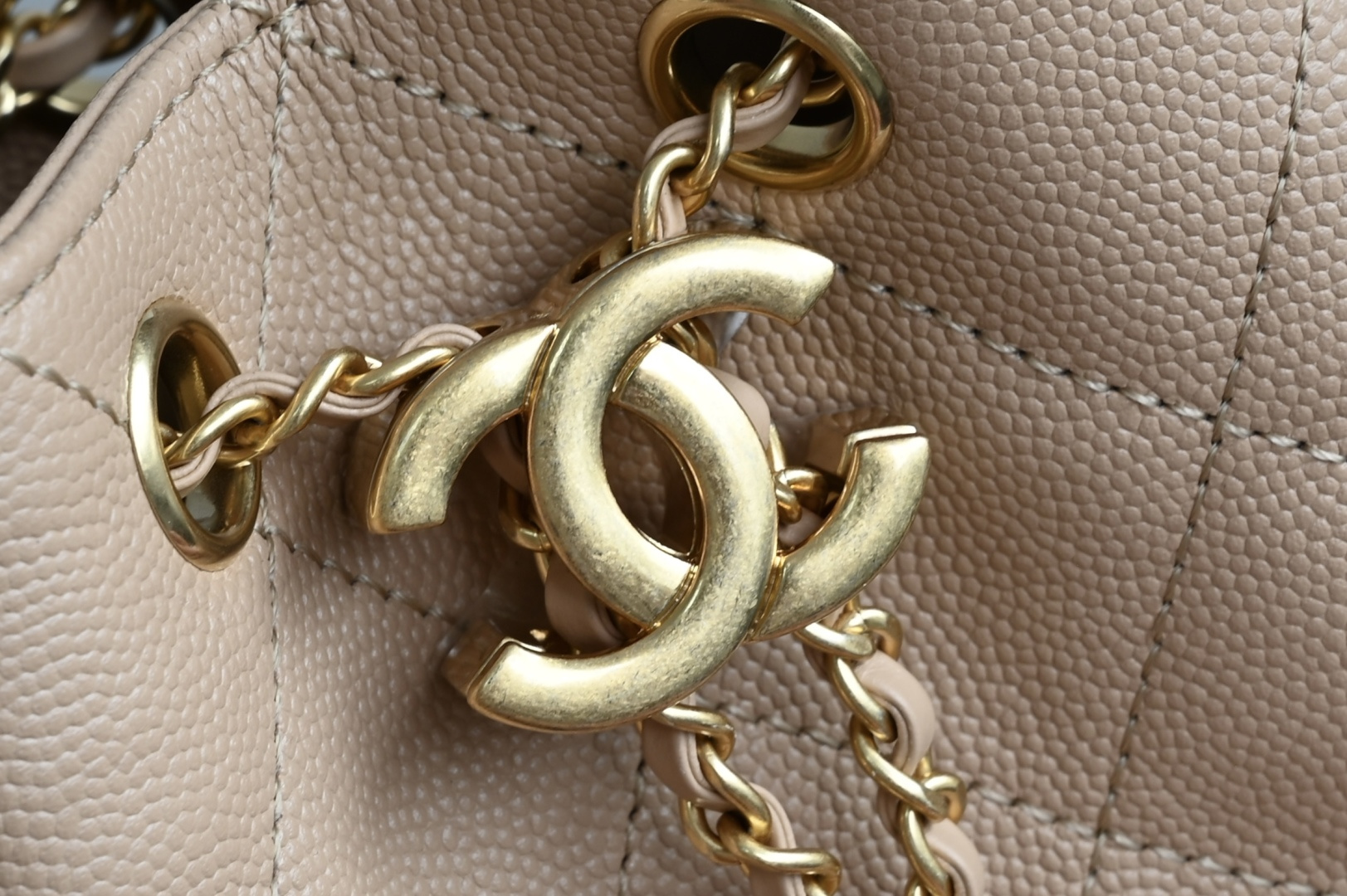 白金版▪️正品级 包装如图全新到货🆕𝗖𝗛𝗔𝗡𝗘* 𝟮𝟲𝗖 系列𝟤𝟧𝖬𝗂𝗇𝗂𝖧𝖺𝗇𝖽𝖡𝖺𝗀球纹 奶茶色专柜