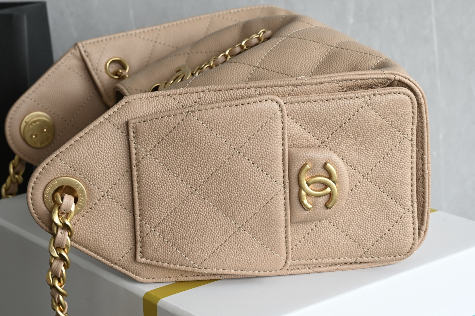 白金版▪️正品级 包装如图全新到货🆕𝗖𝗛𝗔𝗡𝗘* 𝟮𝟲𝗖 系列𝟤𝟧𝖬𝗂𝗇𝗂𝖧𝖺𝗇𝖽𝖡𝖺𝗀球纹 奶茶色专柜