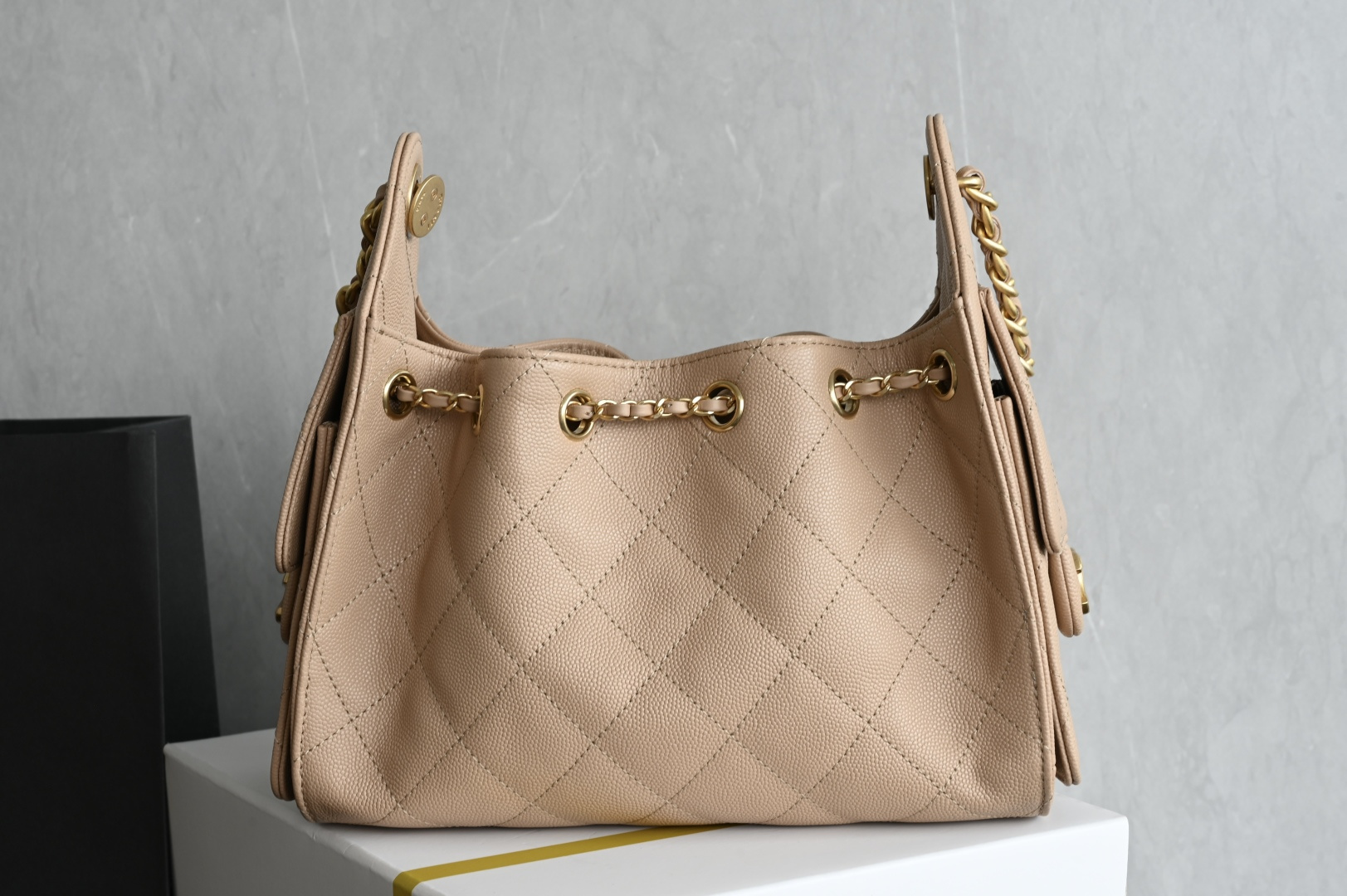 白金版▪️正品级 包装如图全新到货🆕𝗖𝗛𝗔𝗡𝗘* 𝟮𝟲𝗖 系列𝟤𝟧𝖬𝗂𝗇𝗂𝖧𝖺𝗇𝖽𝖡𝖺𝗀球纹 奶茶色专柜