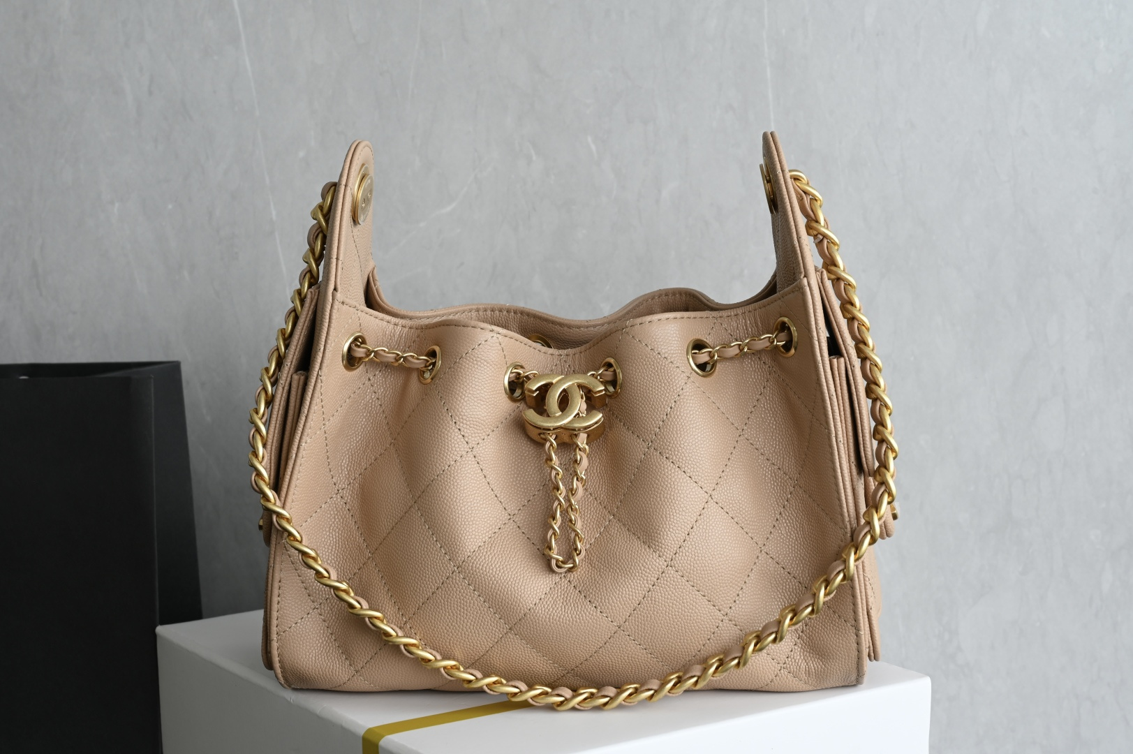 白金版▪️正品级 包装如图全新到货🆕𝗖𝗛𝗔𝗡𝗘* 𝟮𝟲𝗖 系列𝟤𝟧𝖬𝗂𝗇𝗂𝖧𝖺𝗇𝖽𝖡𝖺𝗀球纹 奶茶色专柜