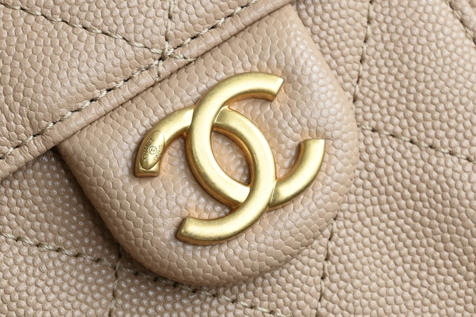 白金版▪️正品级 包装如图全新到货🆕𝗖𝗛𝗔𝗡𝗘* 𝟮𝟲𝗖 系列𝟤𝟧𝖬𝗂𝗇𝗂𝖧𝖺𝗇𝖽𝖡𝖺𝗀球纹 奶茶色专柜