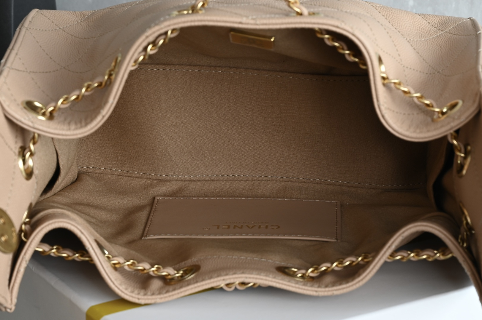 白金版▪️正品级 包装如图全新到货🆕𝗖𝗛𝗔𝗡𝗘* 𝟮𝟲𝗖 系列𝟤𝟧𝖬𝗂𝗇𝗂𝖧𝖺𝗇𝖽𝖡𝖺𝗀球纹 奶茶色专柜