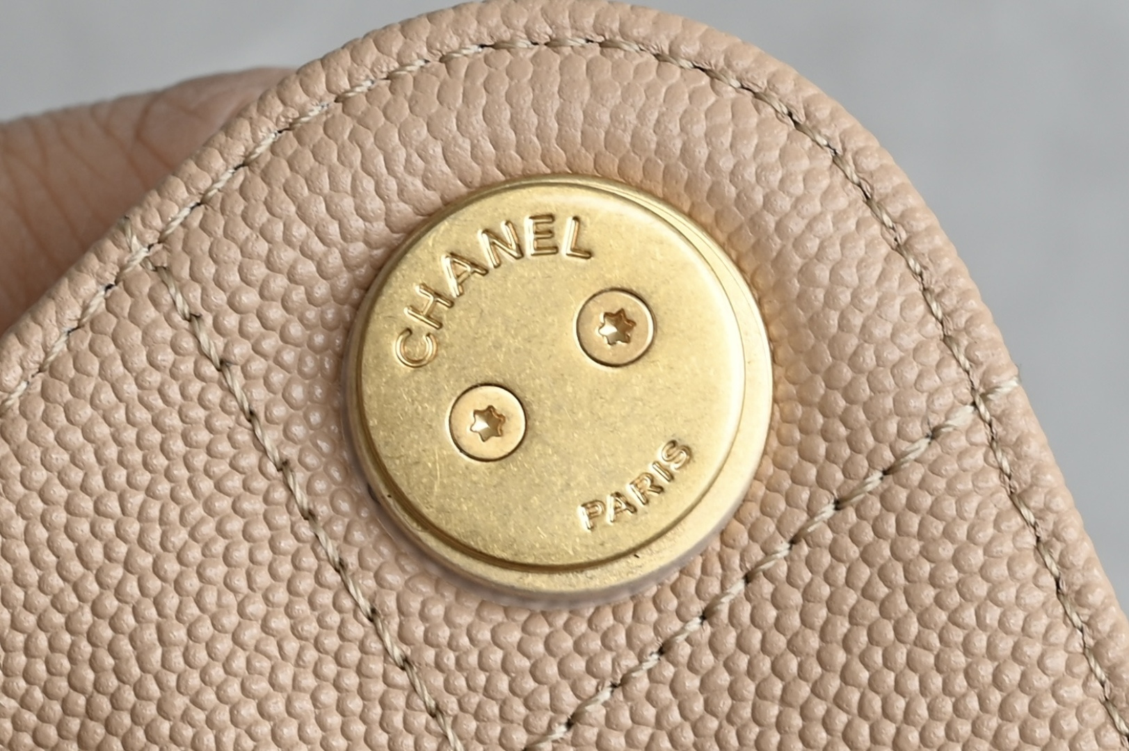 白金版▪️正品级 包装如图全新到货🆕𝗖𝗛𝗔𝗡𝗘* 𝟮𝟲𝗖 系列𝟤𝟧𝖬𝗂𝗇𝗂𝖧𝖺𝗇𝖽𝖡𝖺𝗀球纹 奶茶色专柜