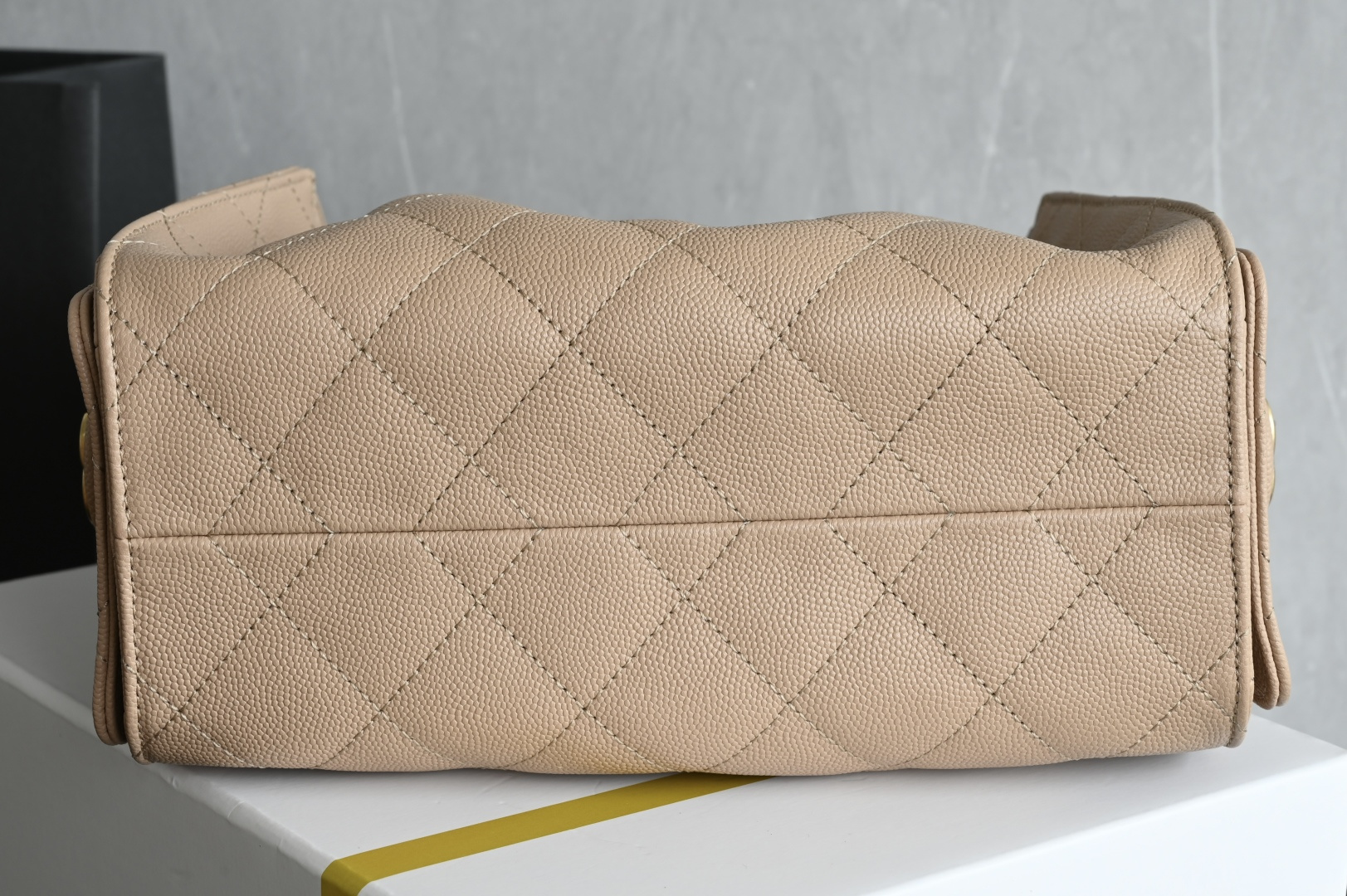 白金版▪️正品级 包装如图全新到货🆕𝗖𝗛𝗔𝗡𝗘* 𝟮𝟲𝗖 系列𝟤𝟧𝖬𝗂𝗇𝗂𝖧𝖺𝗇𝖽𝖡𝖺𝗀球纹 奶茶色专柜