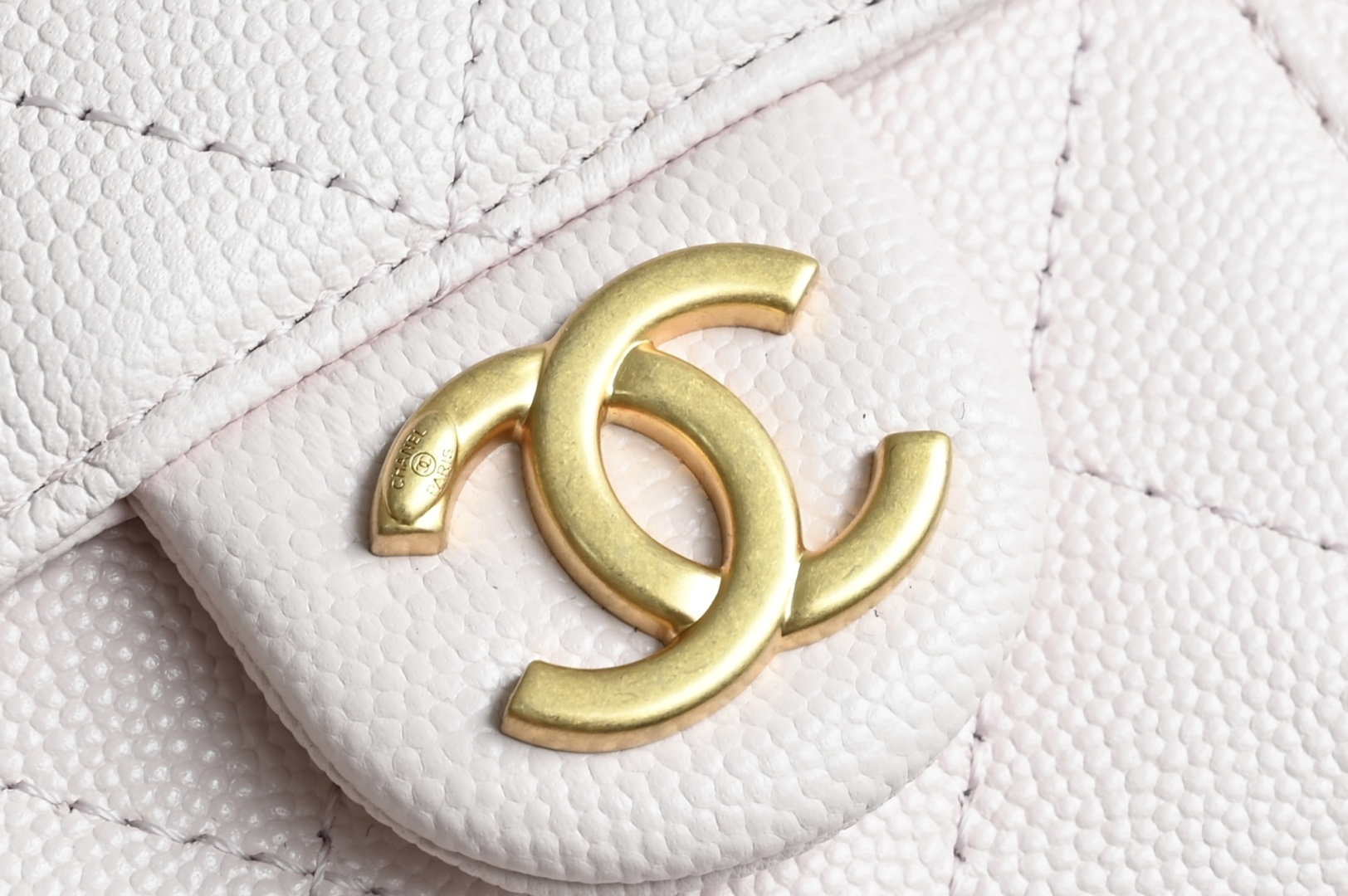 白金版▪️正品级 包装如图全新到货🆕𝗖𝗛𝗔𝗡𝗘* 𝟮𝟲𝗖 系列𝟤𝟧𝖬𝗂𝗇𝗂𝖧𝖺𝗇𝖽𝖡𝖺𝗀球纹 粉色专柜售