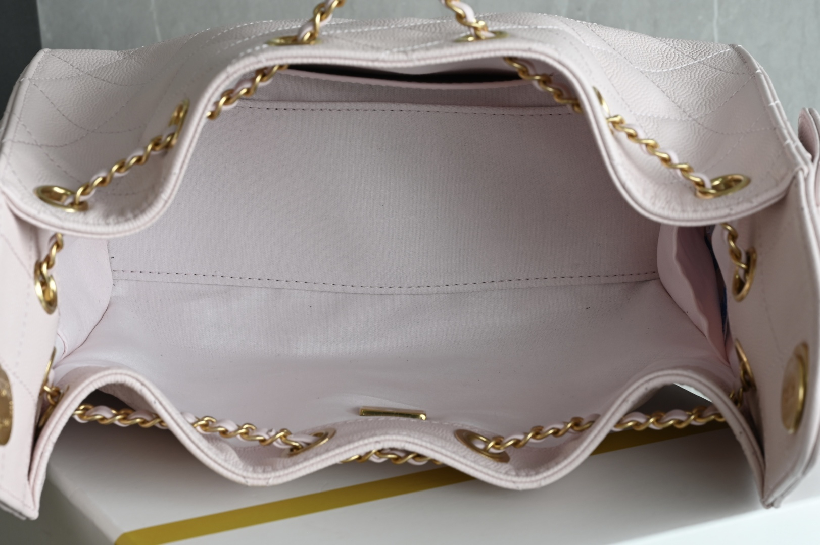 白金版▪️正品级 包装如图全新到货🆕𝗖𝗛𝗔𝗡𝗘* 𝟮𝟲𝗖 系列𝟤𝟧𝖬𝗂𝗇𝗂𝖧𝖺𝗇𝖽𝖡𝖺𝗀球纹 粉色专柜售