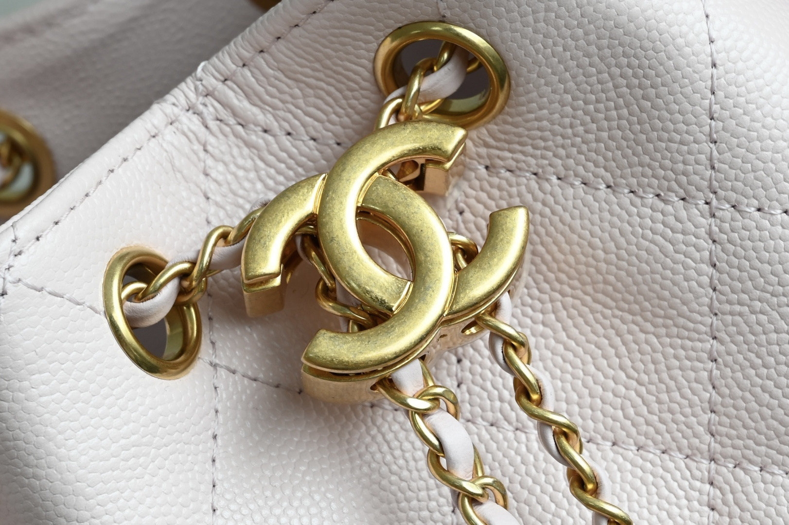 白金版▪️正品级 包装如图全新到货🆕𝗖𝗛𝗔𝗡𝗘* 𝟮𝟲𝗖 系列𝟤𝟧𝖬𝗂𝗇𝗂𝖧𝖺𝗇𝖽𝖡𝖺𝗀球纹 粉色专柜售