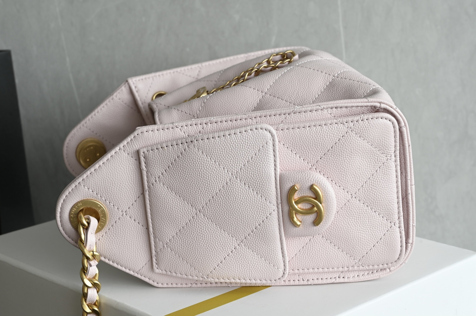 白金版▪️正品级 包装如图全新到货🆕𝗖𝗛𝗔𝗡𝗘* 𝟮𝟲𝗖 系列𝟤𝟧𝖬𝗂𝗇𝗂𝖧𝖺𝗇𝖽𝖡𝖺𝗀球纹 粉色专柜售