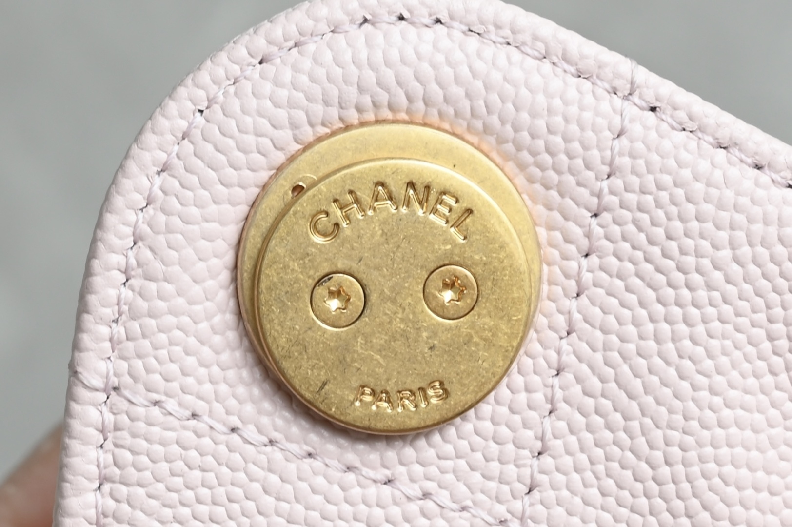 白金版▪️正品级 包装如图全新到货🆕𝗖𝗛𝗔𝗡𝗘* 𝟮𝟲𝗖 系列𝟤𝟧𝖬𝗂𝗇𝗂𝖧𝖺𝗇𝖽𝖡𝖺𝗀球纹 粉色专柜售