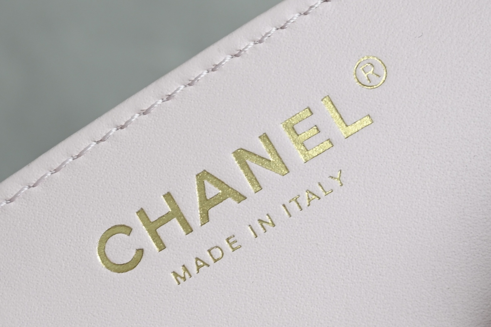 白金版▪️正品级 包装如图全新到货🆕𝗖𝗛𝗔𝗡𝗘* 𝟮𝟲𝗖 系列𝟤𝟧𝖬𝗂𝗇𝗂𝖧𝖺𝗇𝖽𝖡𝖺𝗀球纹 粉色专柜售