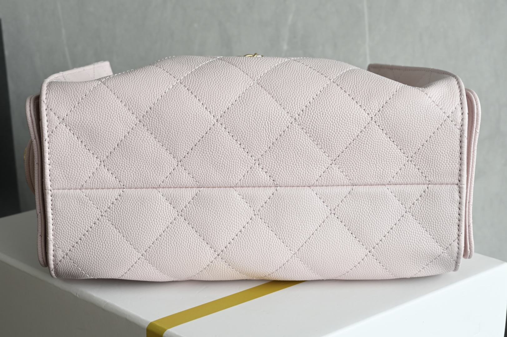 白金版▪️正品级 包装如图全新到货🆕𝗖𝗛𝗔𝗡𝗘* 𝟮𝟲𝗖 系列𝟤𝟧𝖬𝗂𝗇𝗂𝖧𝖺𝗇𝖽𝖡𝖺𝗀球纹 粉色专柜售