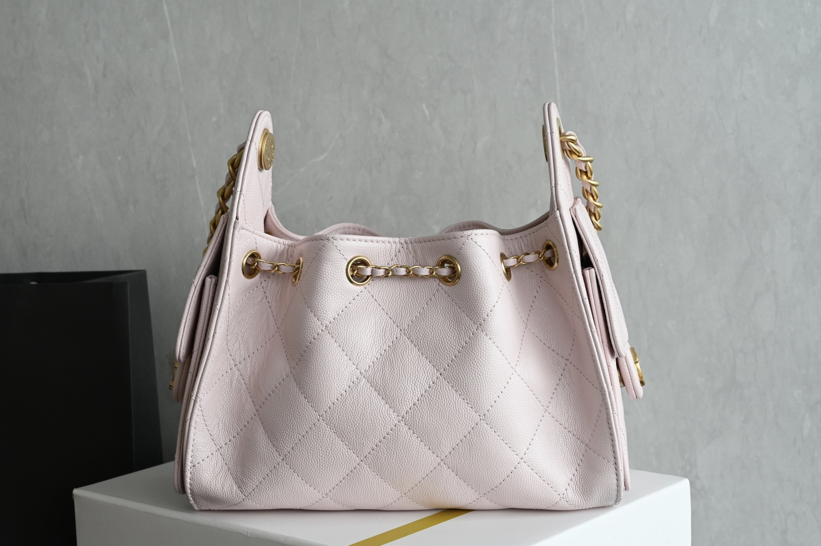 白金版▪️正品级 包装如图全新到货🆕𝗖𝗛𝗔𝗡𝗘* 𝟮𝟲𝗖 系列𝟤𝟧𝖬𝗂𝗇𝗂𝖧𝖺𝗇𝖽𝖡𝖺𝗀球纹 粉色专柜售