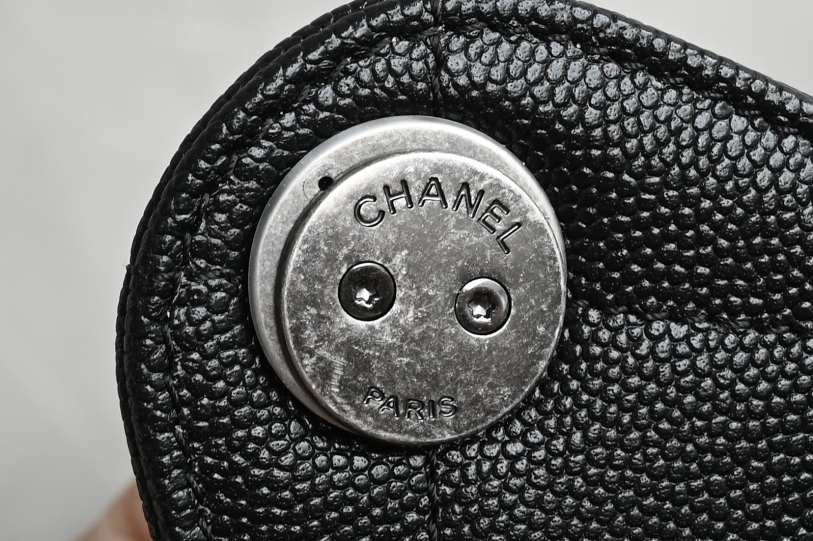 白金版▪️正品级 包装如图全新到货🆕𝗖𝗵𝗮𝗻𝗲𝟭 𝟮𝟓𝐁𝟐𝟓𝐁𝐚𝐠嬉皮购物包小号 黑银专柜售价𝟦𝟩𝟪𝟢𝟢