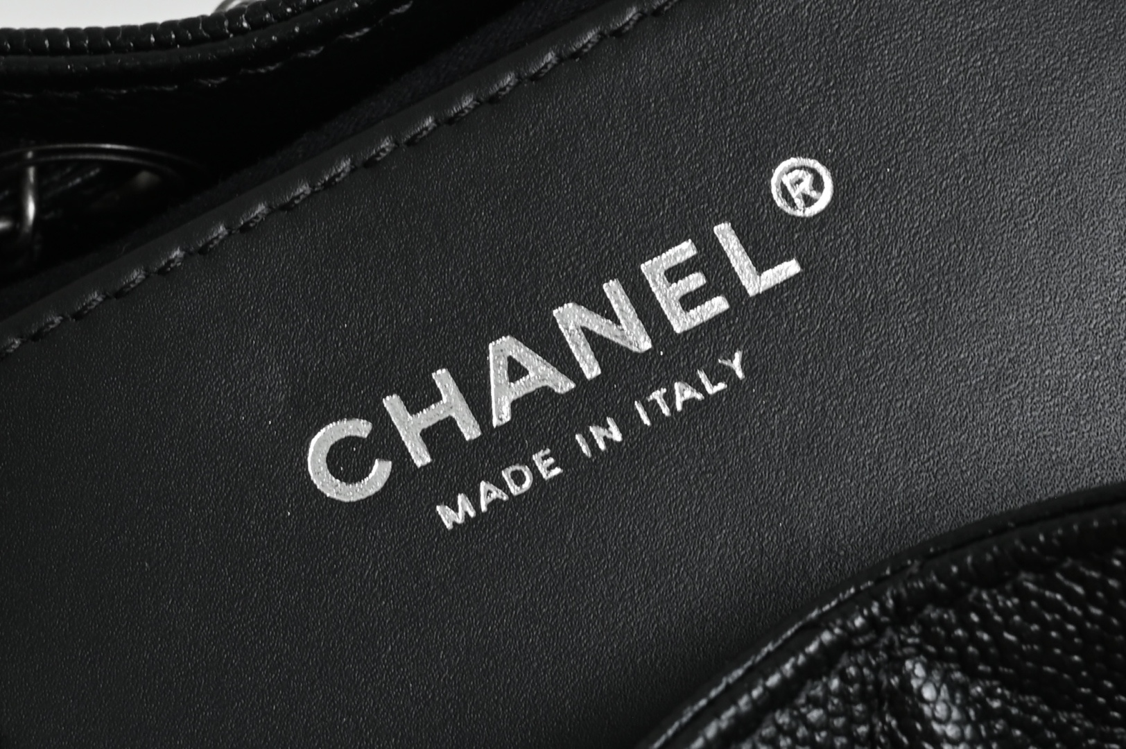 白金版▪️正品级 包装如图全新到货🆕𝗖𝗵𝗮𝗻𝗲𝟭 𝟮𝟓𝐁𝟐𝟓𝐁𝐚𝐠嬉皮购物包小号 黑银专柜售价𝟦𝟩𝟪𝟢𝟢