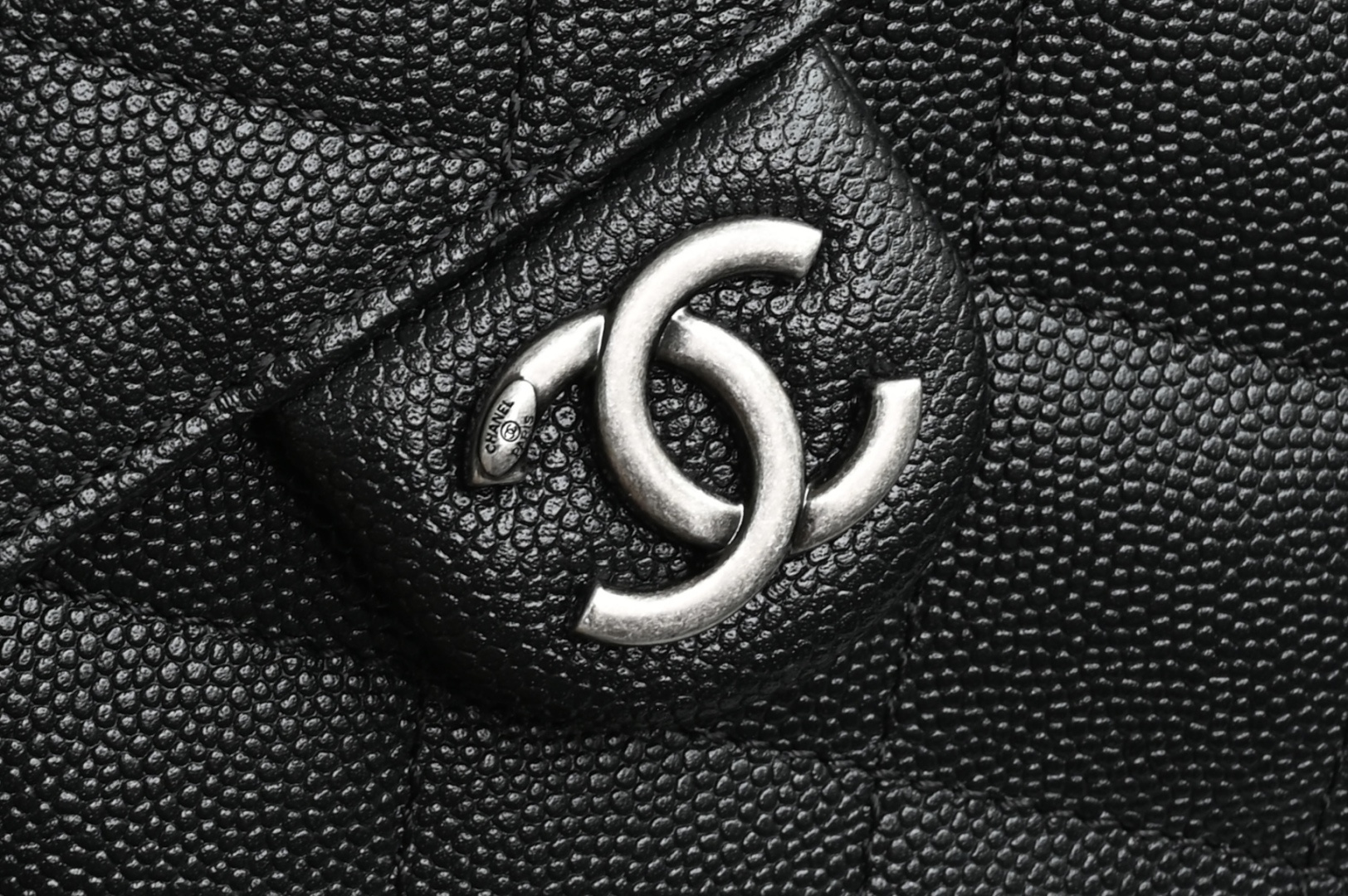 白金版▪️正品级 包装如图全新到货🆕𝗖𝗵𝗮𝗻𝗲𝟭 𝟮𝟓𝐁𝟐𝟓𝐁𝐚𝐠嬉皮购物包小号 黑银专柜售价𝟦𝟩𝟪𝟢𝟢