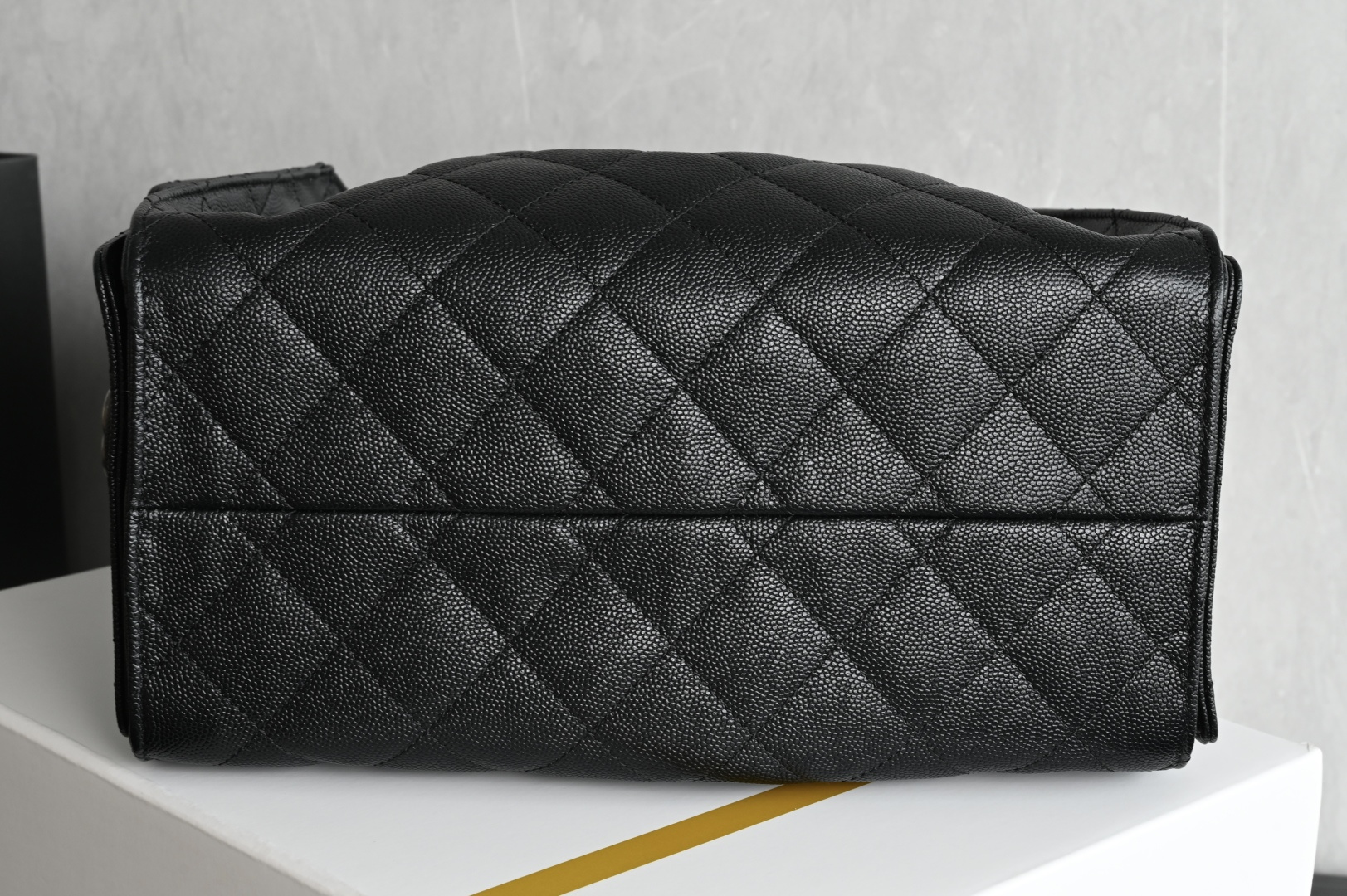 白金版▪️正品级 包装如图全新到货🆕𝗖𝗵𝗮𝗻𝗲𝟭 𝟮𝟓𝐁𝟐𝟓𝐁𝐚𝐠嬉皮购物包小号 黑银专柜售价𝟦𝟩𝟪𝟢𝟢