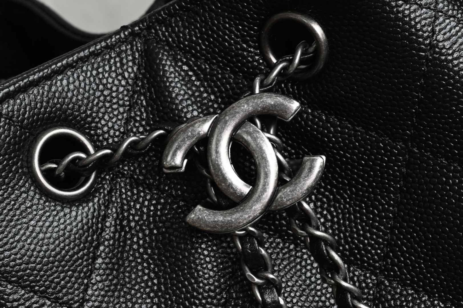 白金版▪️正品级 包装如图全新到货🆕𝗖𝗵𝗮𝗻𝗲𝟭 𝟮𝟓𝐁𝟐𝟓𝐁𝐚𝐠嬉皮购物包小号 黑银专柜售价𝟦𝟩𝟪𝟢𝟢