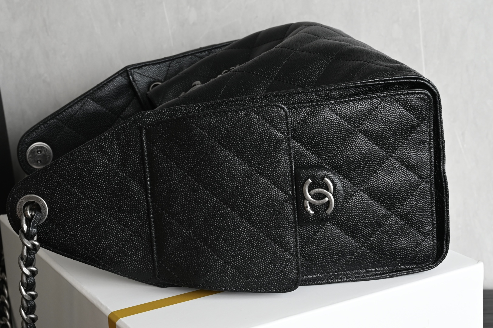 白金版▪️正品级 包装如图全新到货🆕𝗖𝗵𝗮𝗻𝗲𝟭 𝟮𝟓𝐁𝟐𝟓𝐁𝐚𝐠嬉皮购物包小号 黑银专柜售价𝟦𝟩𝟪𝟢𝟢