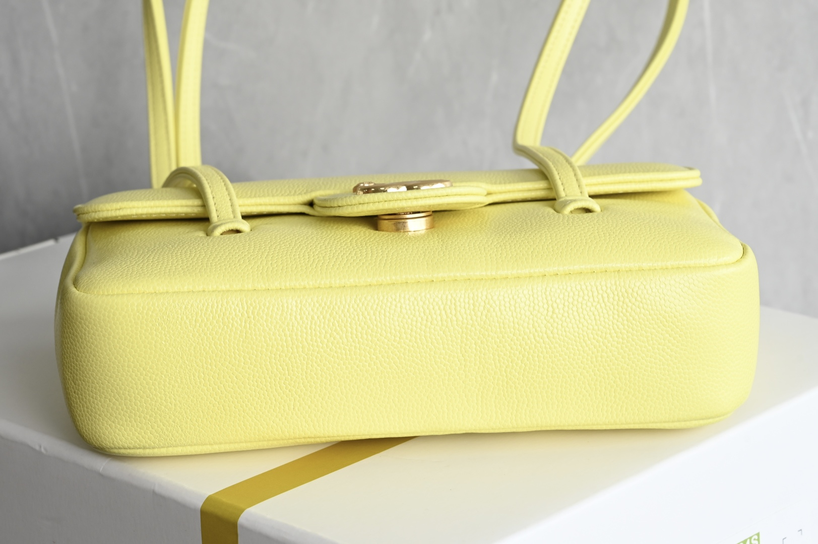 白金版▪️正品级 包装如图全新到货🆕𝗖𝗛𝗔𝗡𝗘* 𝟮𝟲𝗣系列𝟮𝟲𝗣 𝙋𝙧𝙚𝙥𝙥𝙮 𝙘𝙤𝙘𝙤 腋下包 黄色