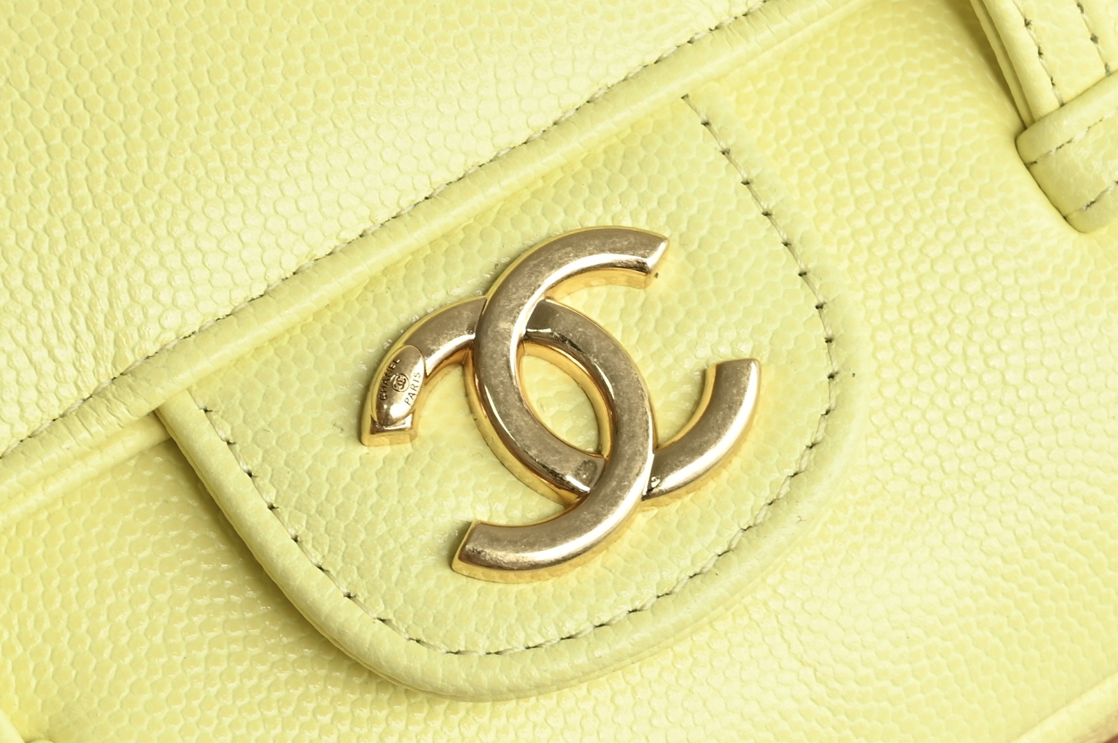 白金版▪️正品级 包装如图全新到货🆕𝗖𝗛𝗔𝗡𝗘* 𝟮𝟲𝗣系列𝟮𝟲𝗣 𝙋𝙧𝙚𝙥𝙥𝙮 𝙘𝙤𝙘𝙤 腋下包 黄色