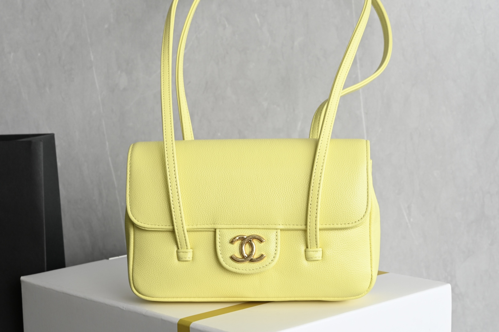 白金版▪️正品级 包装如图全新到货🆕𝗖𝗛𝗔𝗡𝗘* 𝟮𝟲𝗣系列𝟮𝟲𝗣 𝙋𝙧𝙚𝙥𝙥𝙮 𝙘𝙤𝙘𝙤 腋下包 黄色