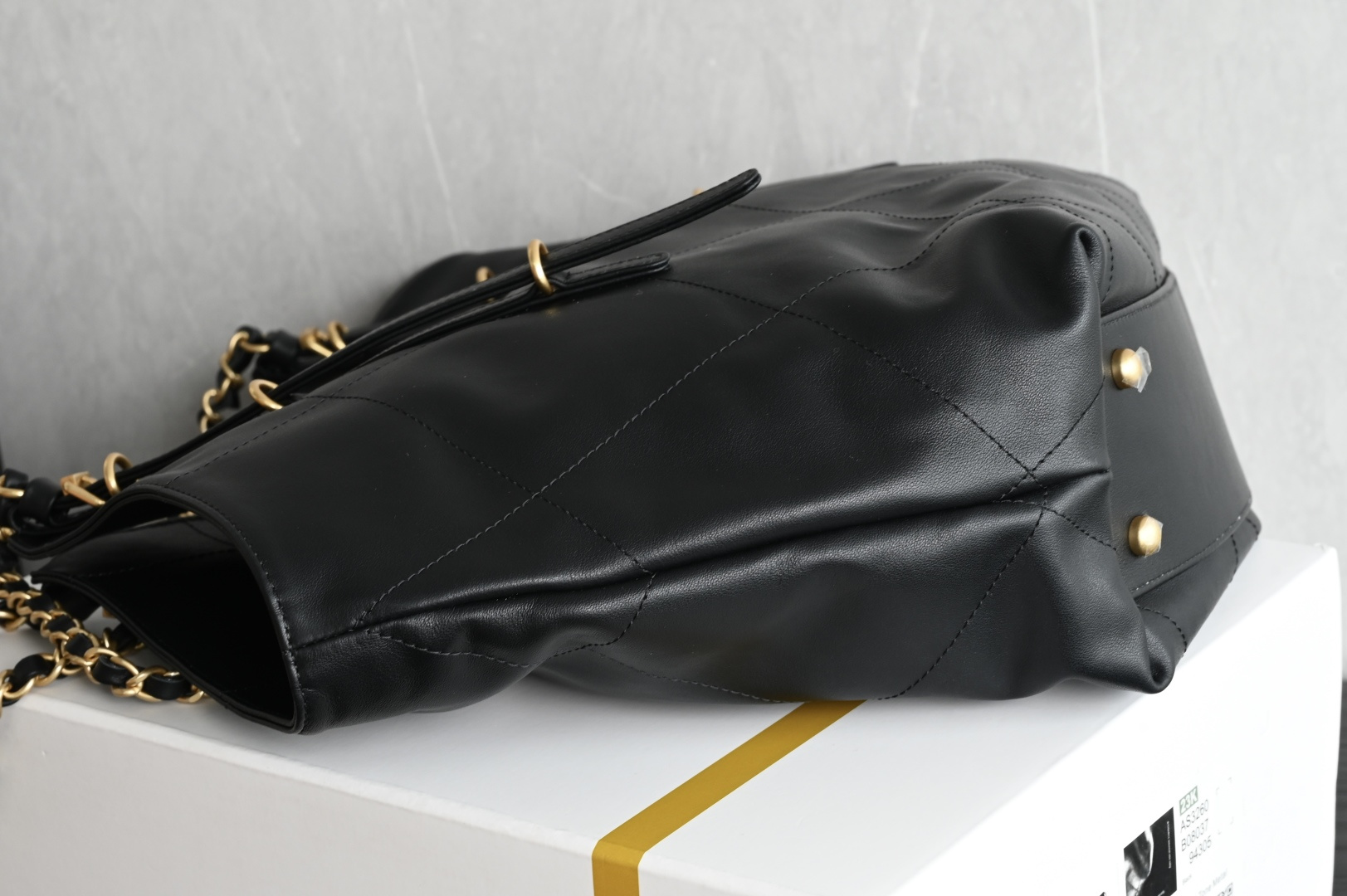 白金版▪️正品级 包装如图全新到货🆕𝗖𝗛𝗔𝗡𝗘* 𝟮𝟲𝗖系列𝟮𝟲𝗖 𝙏𝙤𝙩𝙤托特包 中号专柜售价𝟦𝟪𝟪𝟢