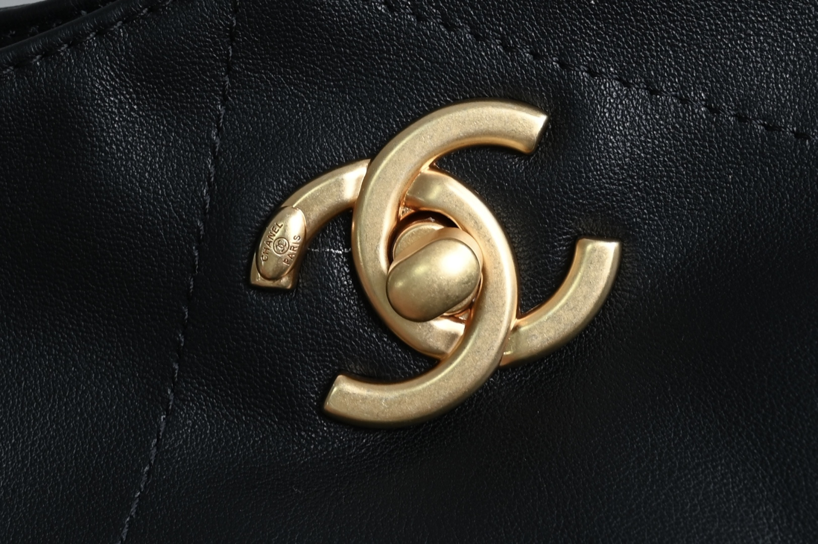 白金版▪️正品级 包装如图全新到货🆕𝗖𝗛𝗔𝗡𝗘* 𝟮𝟲𝗖系列𝟮𝟲𝗖 𝙏𝙤𝙩𝙤托特包 中号专柜售价𝟦𝟪𝟪𝟢