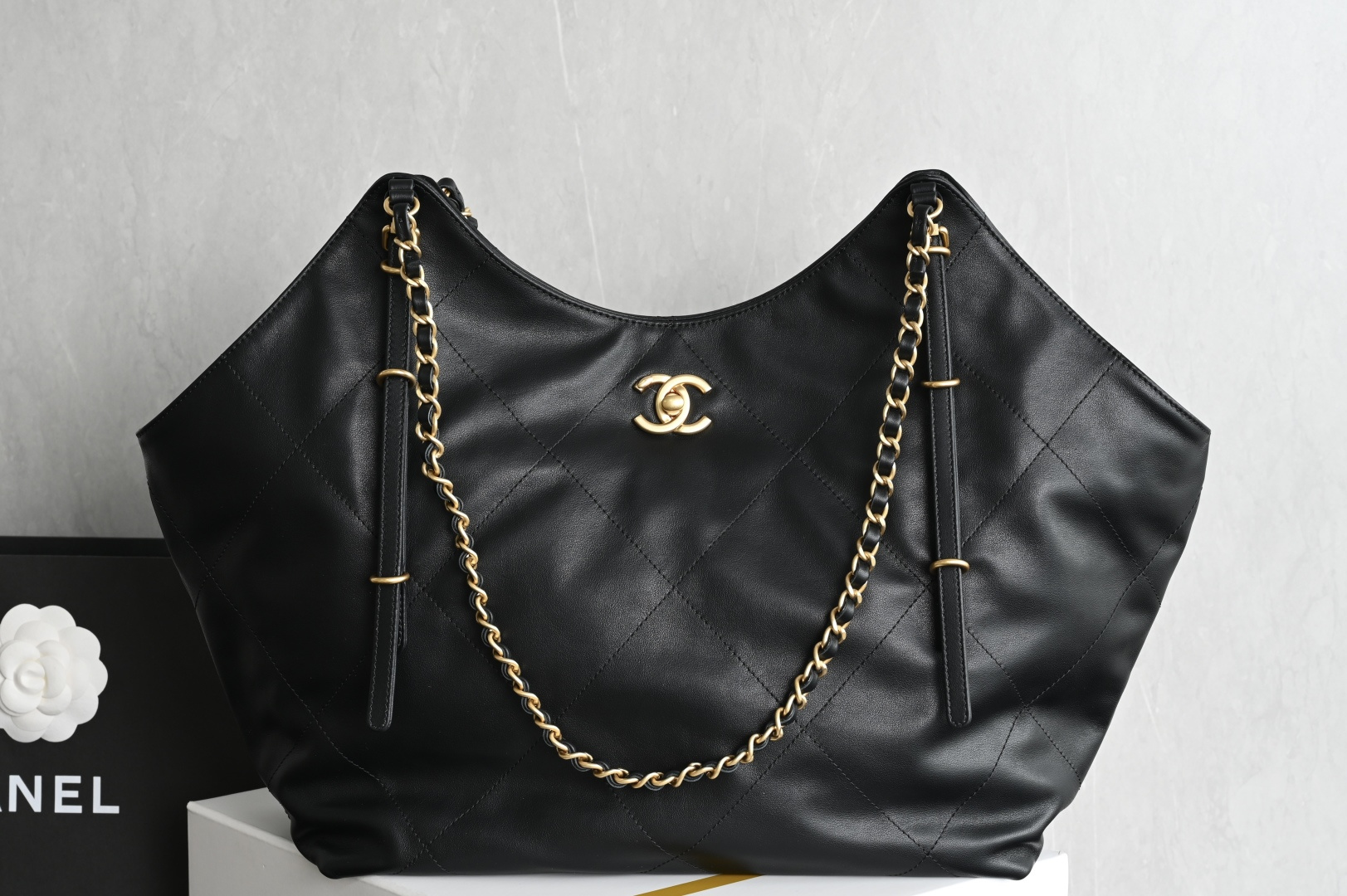 白金版▪️正品级 包装如图全新到货🆕𝗖𝗛𝗔𝗡𝗘* 𝟮𝟲𝗖系列𝟮𝟲𝗖 𝙏𝙤𝙩𝙤托特包 中号专柜售价𝟦𝟪𝟪𝟢