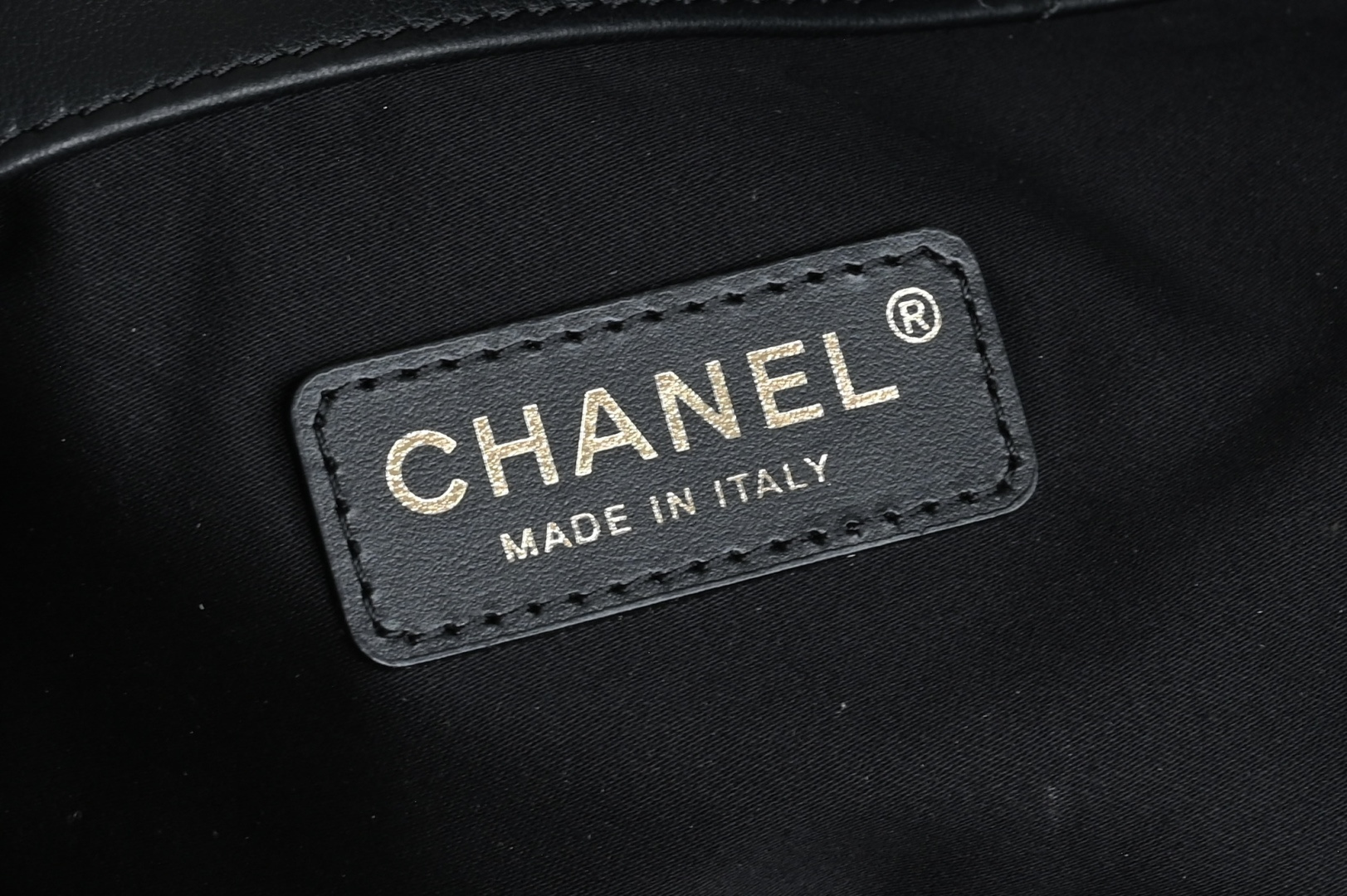 白金版▪️正品级 包装如图全新到货🆕𝗖𝗛𝗔𝗡𝗘* 𝟮𝟲𝗖系列𝟮𝟲𝗖 𝙏𝙤𝙩𝙤托特包 中号专柜售价𝟦𝟪𝟪𝟢