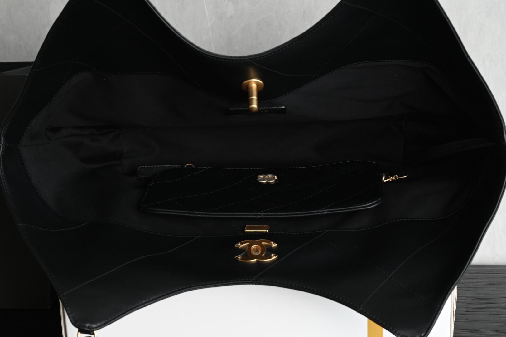 白金版▪️正品级 包装如图全新到货🆕𝗖𝗛𝗔𝗡𝗘* 𝟮𝟲𝗖系列𝟮𝟲𝗖 𝙏𝙤𝙩𝙤托特包 中号专柜售价𝟦𝟪𝟪𝟢