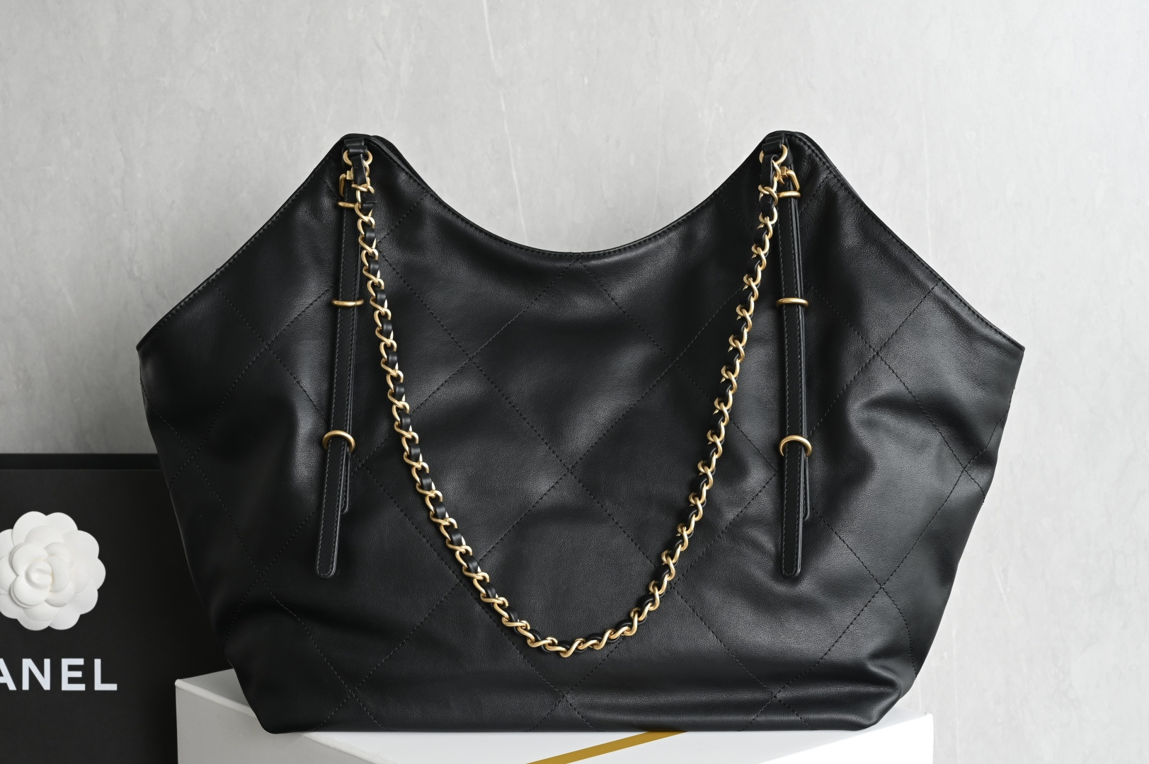 白金版▪️正品级 包装如图全新到货🆕𝗖𝗛𝗔𝗡𝗘* 𝟮𝟲𝗖系列𝟮𝟲𝗖 𝙏𝙤𝙩𝙤托特包 中号专柜售价𝟦𝟪𝟪𝟢