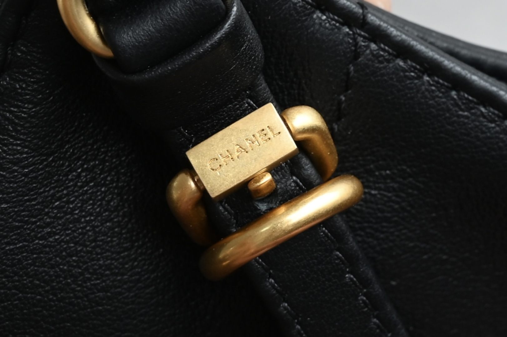 白金版▪️正品级 包装如图全新到货🆕𝗖𝗛𝗔𝗡𝗘* 𝟮𝟲𝗖系列𝟮𝟲𝗖 𝙏𝙤𝙩𝙤托特包 中号专柜售价𝟦𝟪𝟪𝟢