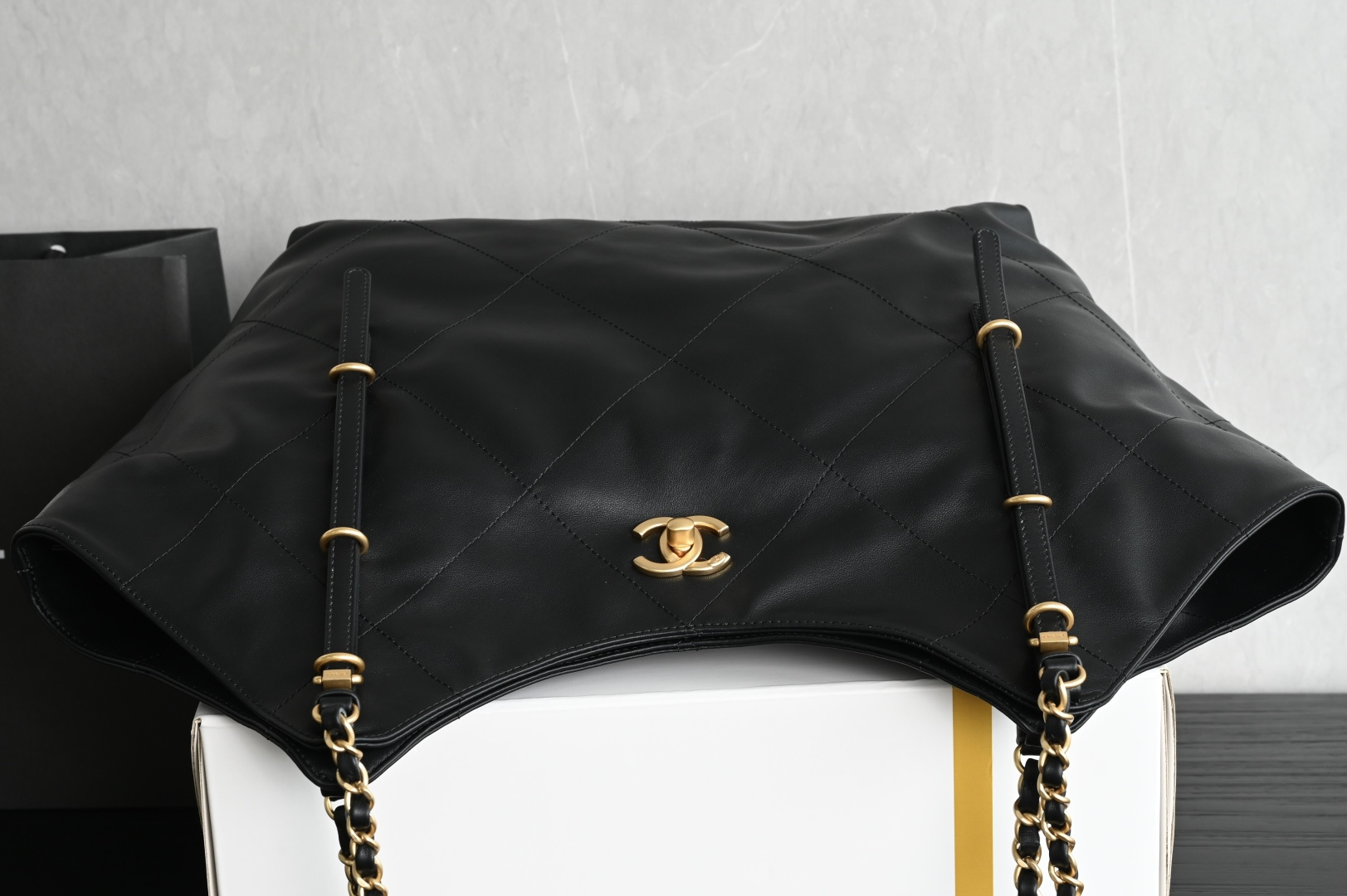 白金版▪️正品级 包装如图全新到货🆕𝗖𝗛𝗔𝗡𝗘* 𝟮𝟲𝗖系列𝟮𝟲𝗖 𝙏𝙤𝙩𝙤托特包 中号专柜售价𝟦𝟪𝟪𝟢