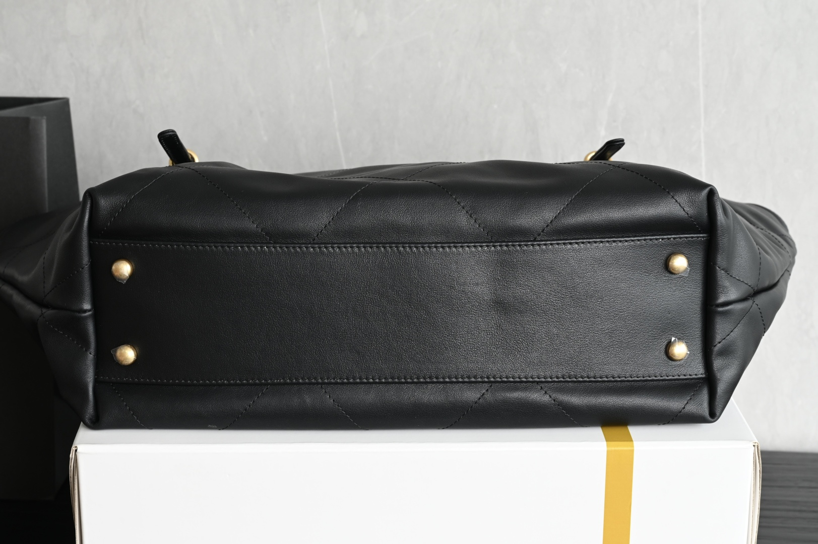 白金版▪️正品级 包装如图全新到货🆕𝗖𝗛𝗔𝗡𝗘* 𝟮𝟲𝗖系列𝟮𝟲𝗖 𝙏𝙤𝙩𝙤托特包 中号专柜售价𝟦𝟪𝟪𝟢