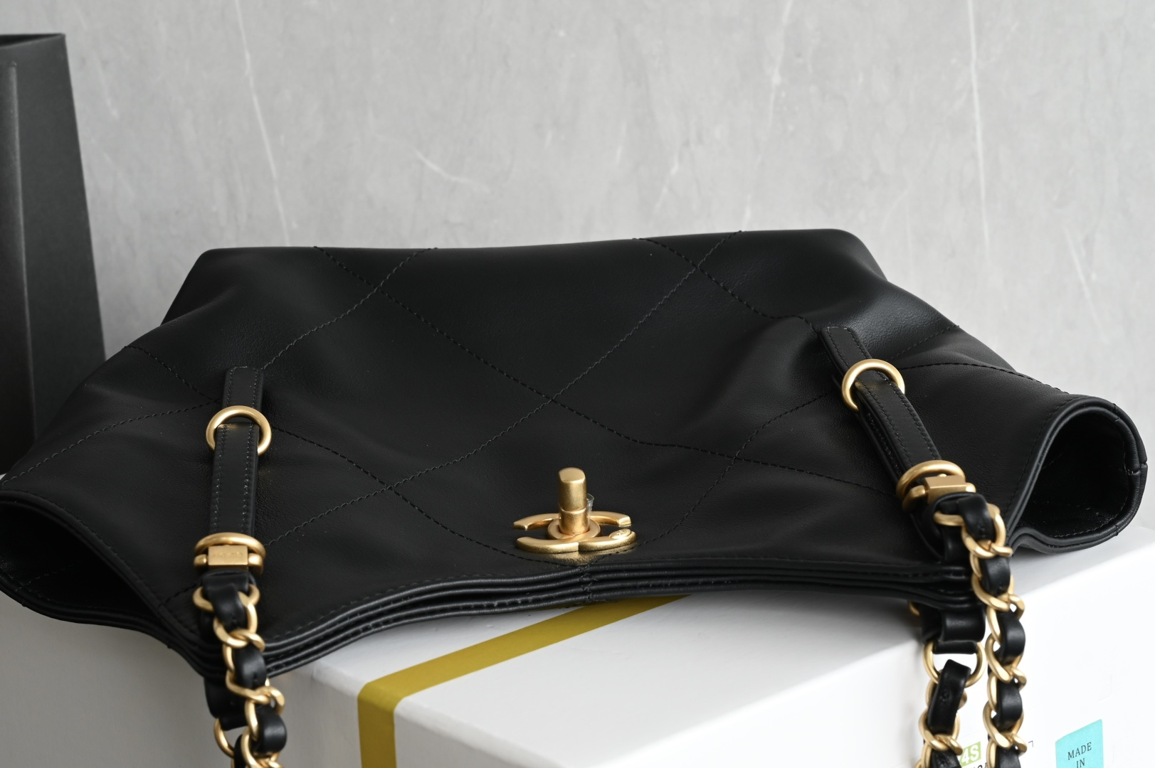 白金版▪️正品级 包装如图全新到货🆕𝗖𝗛𝗔𝗡𝗘* 𝟮𝟲𝗖系列𝟮𝟲𝗖 𝙏𝙤𝙩𝙤托特包 𝙢𝙞𝙣𝙞专柜售价𝟥𝟨