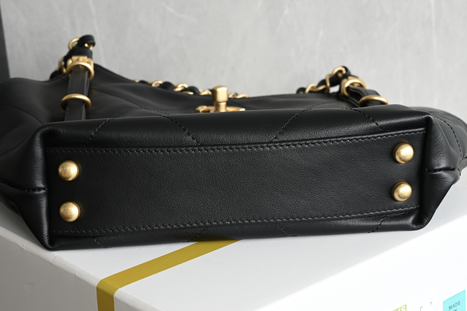 白金版▪️正品级 包装如图全新到货🆕𝗖𝗛𝗔𝗡𝗘* 𝟮𝟲𝗖系列𝟮𝟲𝗖 𝙏𝙤𝙩𝙤托特包 𝙢𝙞𝙣𝙞专柜售价𝟥𝟨