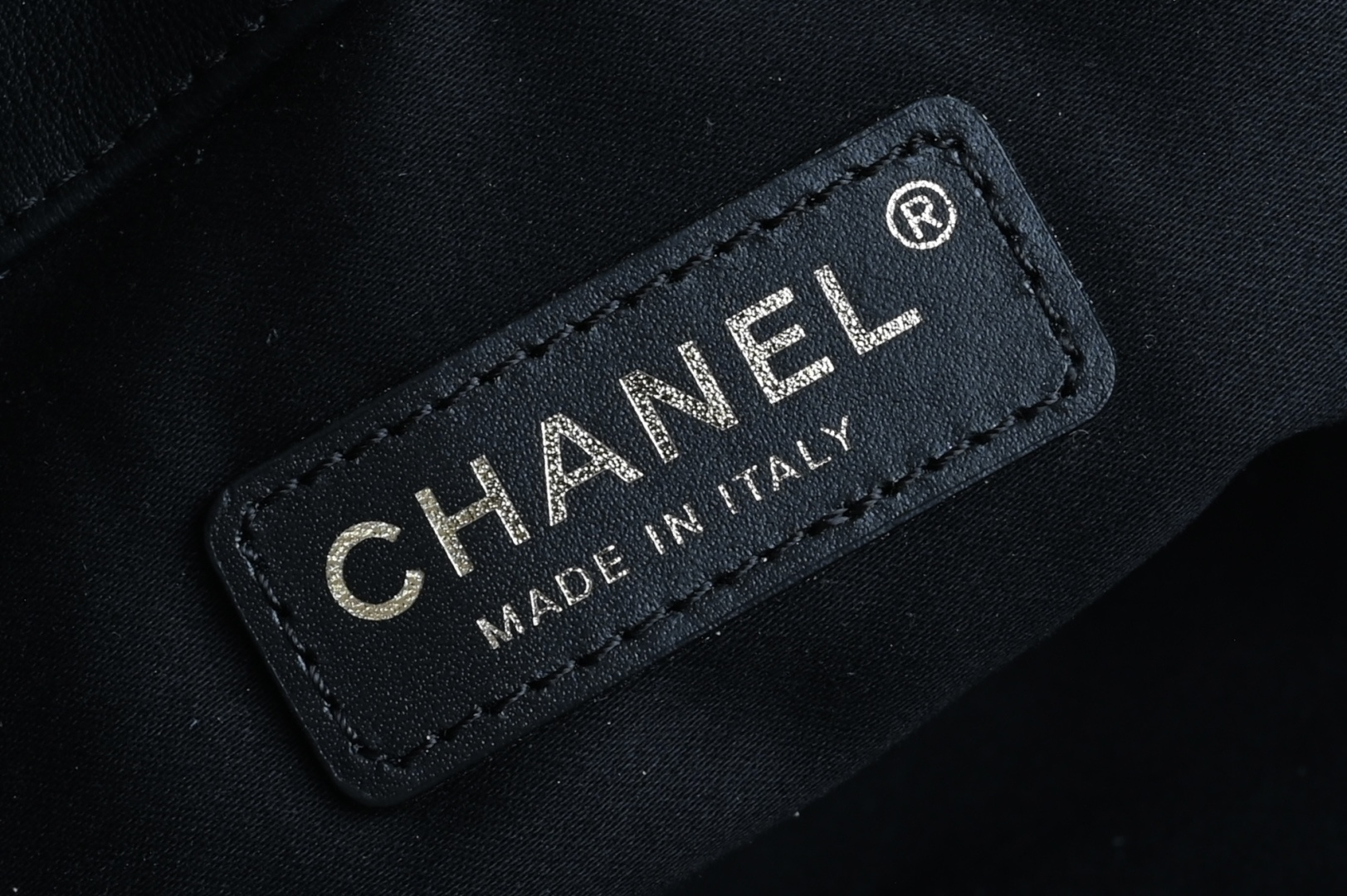 白金版▪️正品级 包装如图全新到货🆕𝗖𝗛𝗔𝗡𝗘* 𝟮𝟲𝗖系列𝟮𝟲𝗖 𝙏𝙤𝙩𝙤托特包 𝙢𝙞𝙣𝙞专柜售价𝟥𝟨