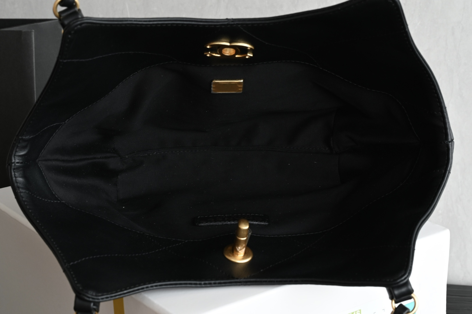 白金版▪️正品级 包装如图全新到货🆕𝗖𝗛𝗔𝗡𝗘* 𝟮𝟲𝗖系列𝟮𝟲𝗖 𝙏𝙤𝙩𝙤托特包 𝙢𝙞𝙣𝙞专柜售价𝟥𝟨