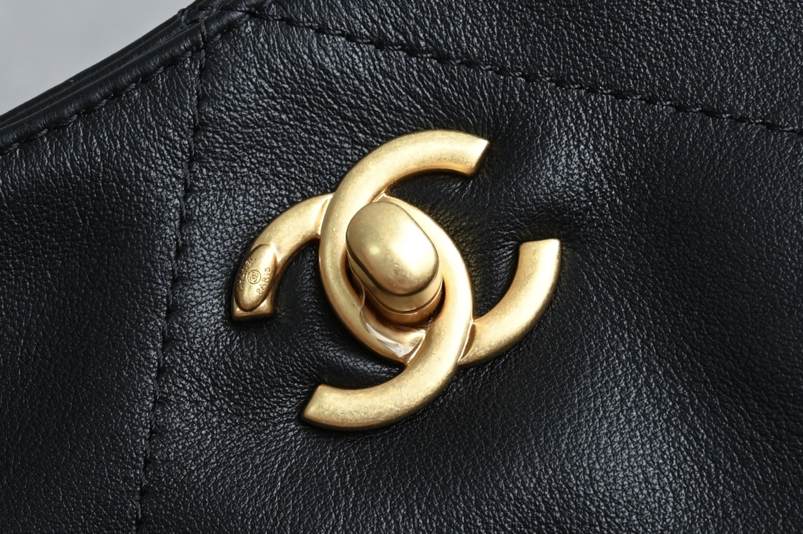 白金版▪️正品级 包装如图全新到货🆕𝗖𝗛𝗔𝗡𝗘* 𝟮𝟲𝗖系列𝟮𝟲𝗖 𝙏𝙤𝙩𝙤托特包 𝙢𝙞𝙣𝙞专柜售价𝟥𝟨