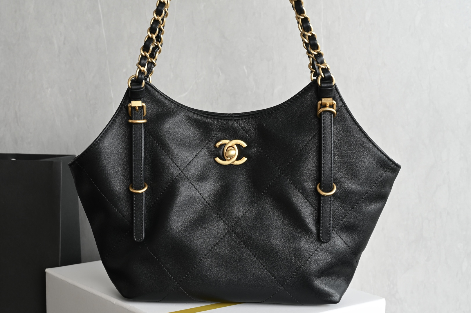 白金版▪️正品级 包装如图全新到货🆕𝗖𝗛𝗔𝗡𝗘* 𝟮𝟲𝗖系列𝟮𝟲𝗖 𝙏𝙤𝙩𝙤托特包 𝙢𝙞𝙣𝙞专柜售价𝟥𝟨