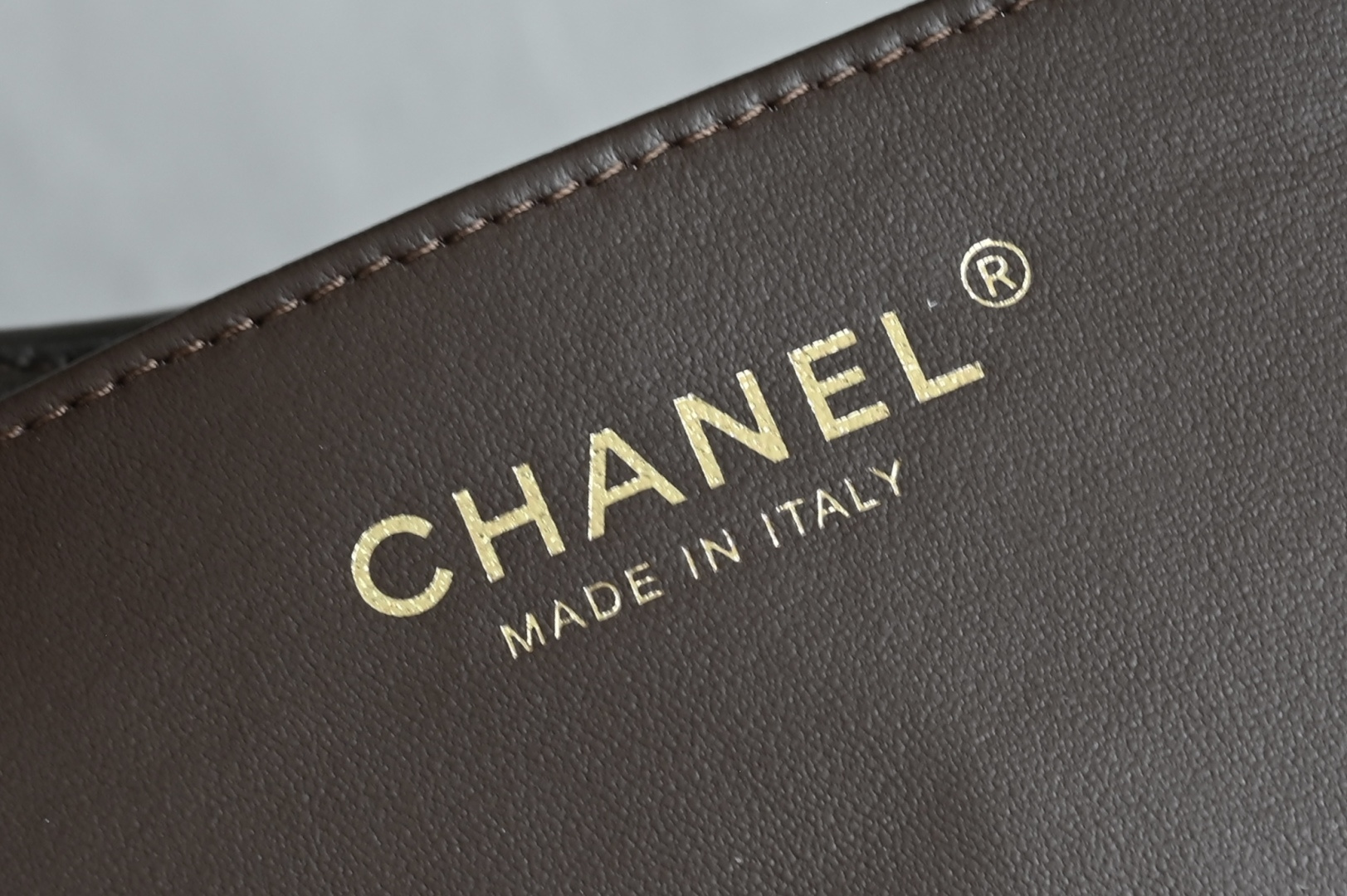 白金版▪️正品级 包装如图全新到货🆕𝗖𝗛𝗔𝗡𝗘* 𝟮𝟲𝗖系列𝟮𝟲𝗖 𝙃𝙤𝙗𝙤 中号 咖啡色五金：厚镀𝟤𝟦