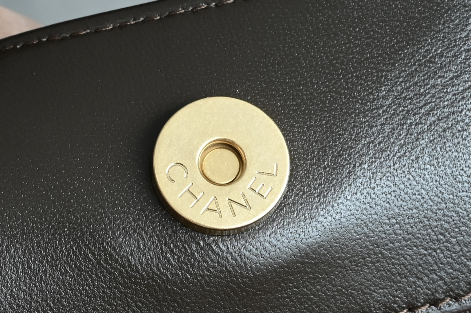 白金版▪️正品级 包装如图全新到货🆕𝗖𝗛𝗔𝗡𝗘* 𝟮𝟲𝗖系列𝟮𝟲𝗖 𝙃𝙤𝙗𝙤 中号 咖啡色五金：厚镀𝟤𝟦