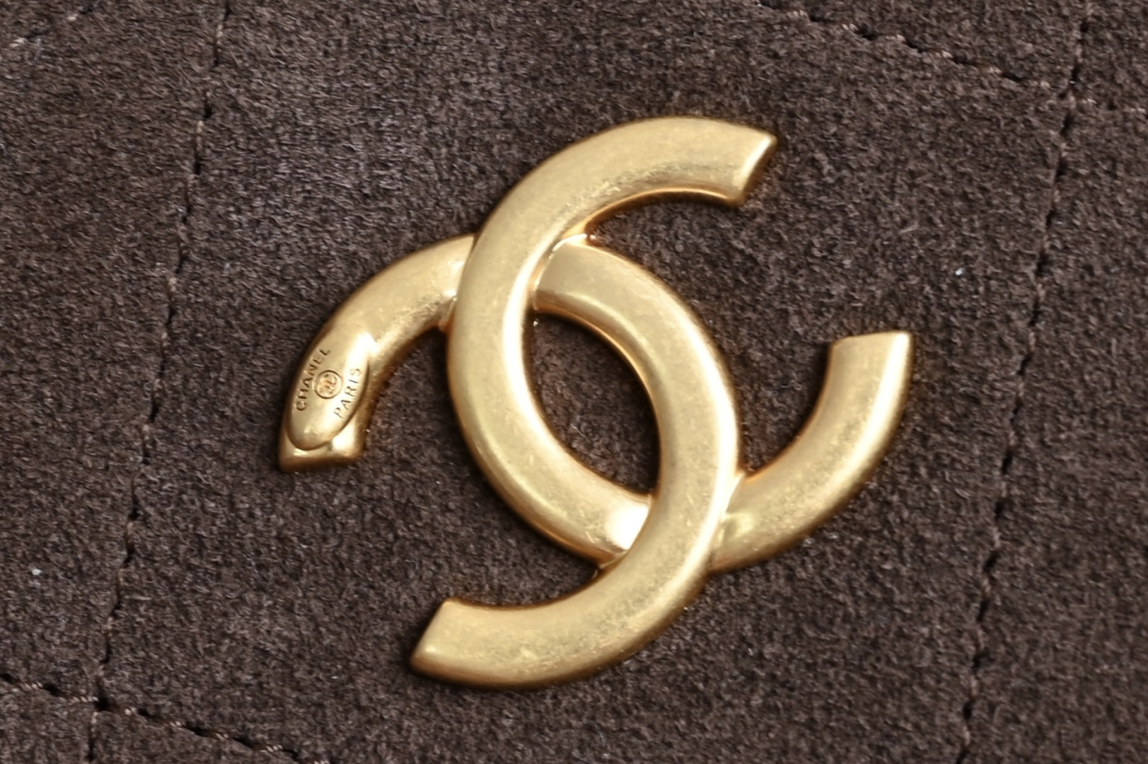 白金版▪️正品级 包装如图全新到货🆕𝗖𝗛𝗔𝗡𝗘* 𝟮𝟲𝗖系列𝟮𝟲𝗖 𝙃𝙤𝙗𝙤 中号 咖啡色五金：厚镀𝟤𝟦