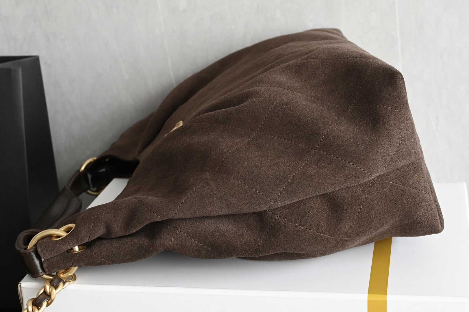 白金版▪️正品级 包装如图全新到货🆕𝗖𝗛𝗔𝗡𝗘* 𝟮𝟲𝗖系列𝟮𝟲𝗖 𝙃𝙤𝙗𝙤 中号 咖啡色五金：厚镀𝟤𝟦