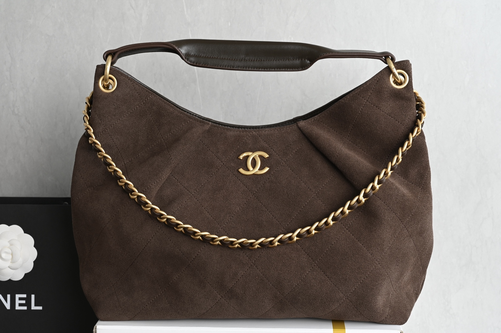 白金版▪️正品级 包装如图全新到货🆕𝗖𝗛𝗔𝗡𝗘* 𝟮𝟲𝗖系列𝟮𝟲𝗖 𝙃𝙤𝙗𝙤 中号 咖啡色五金：厚镀𝟤𝟦